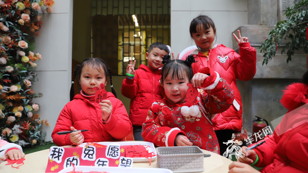 重庆市第四托儿所的小朋友们绘写“我的兔年愿望”。华龙网-新重庆客户端记者 陈毅 摄