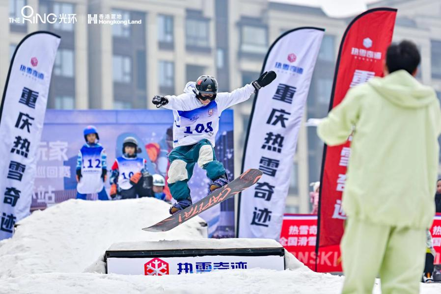 专业滑手用他们的丝滑技术，为大家献上了这场滑雪竞技比拼的精彩现场