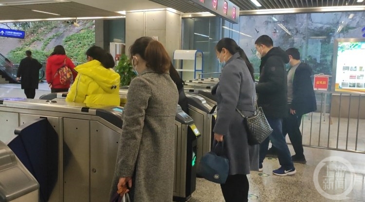 今起刷银行卡可乘坐重庆轨道交通 记者体验:3秒进站1