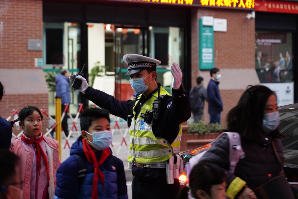 渝中区"护学岗"民警在校门口维护现场秩序.警方供图