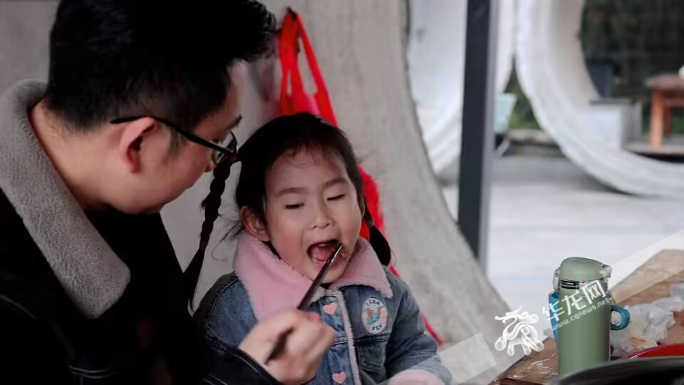 The guest eats in the “pipeline”.
