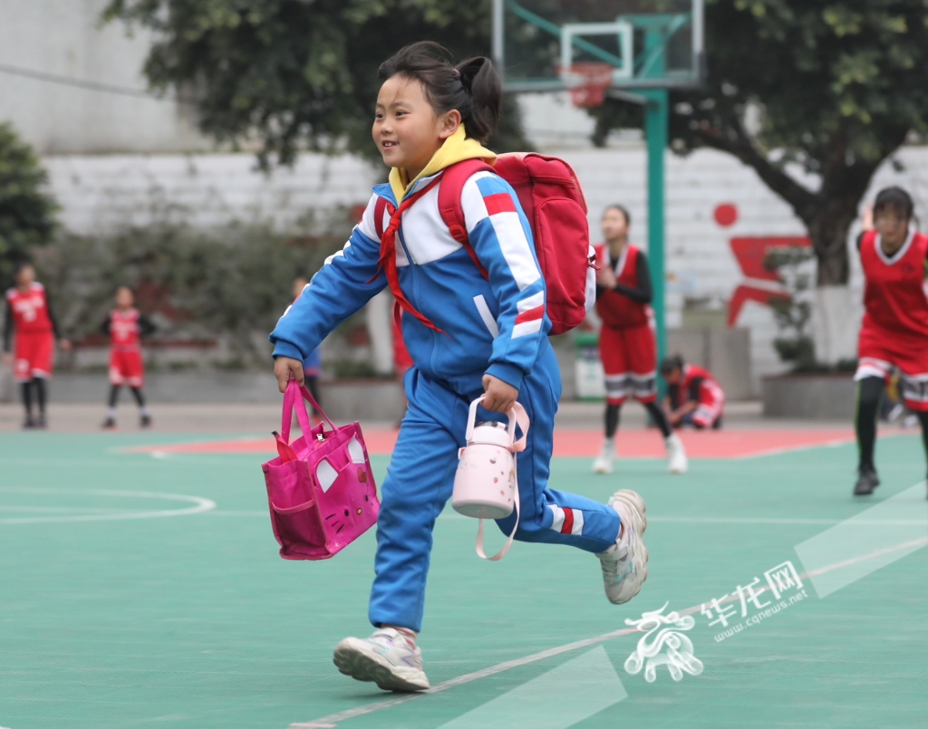 重庆铁路小学，一位孩子奔跑着冲向教室。华龙网-新重庆客户端记者 张质 摄