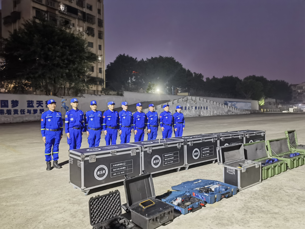 队员将携带热成像仪器、无人机、破拆系统等救援设备。重庆蓝天救援队供图