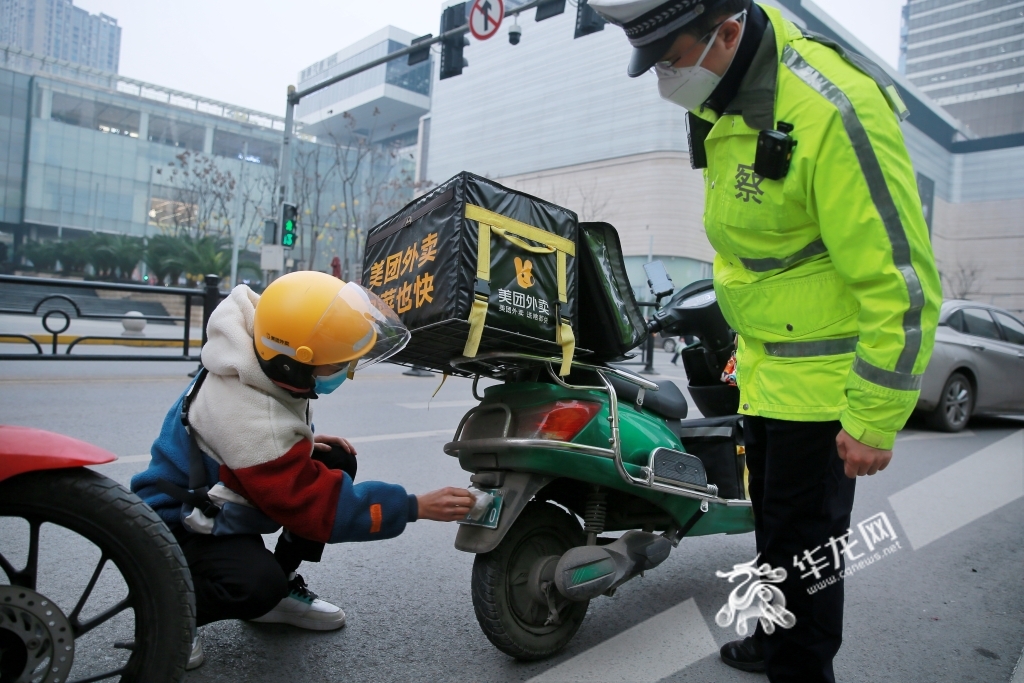 1民警指出车辆违规改装部分。华龙网-新重庆客户端记者 张勇 摄