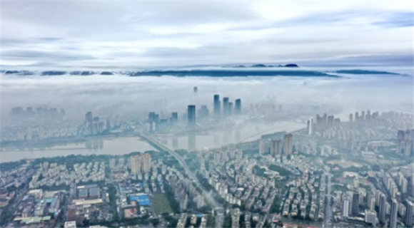 这是平流雾中的福州城市建筑群（2月6日摄，无人机照片）。新华社记者 姜克红 摄