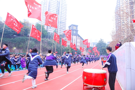 4旗手们手握班旗冲锋而来寓意“旗开得胜” 学校供图 华龙网发