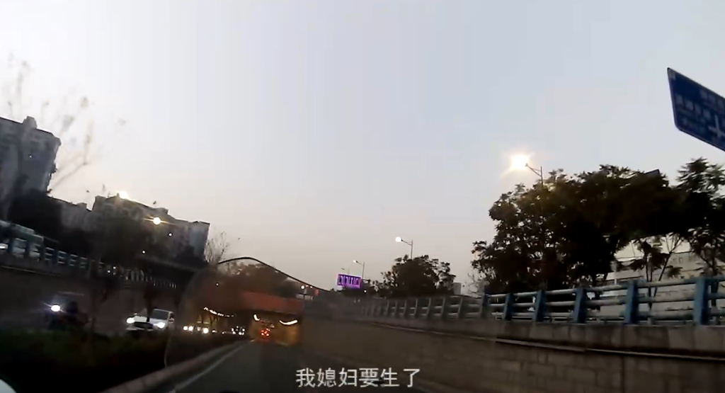 轿车乘客求助民警现场。重庆两江新区警方供图