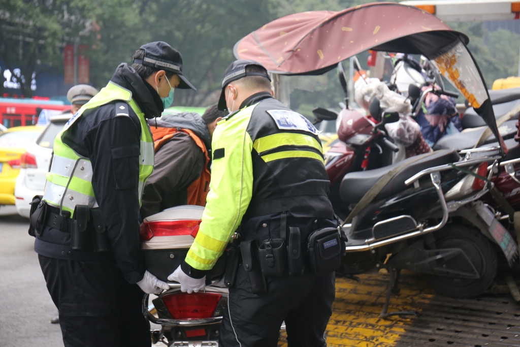 3拖移违停摩托车。重庆市九龙坡区警方供图