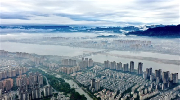 这是平流雾中的福州城市建筑群（2月6日摄，无人机照片）。新华社记者 姜克红 摄
