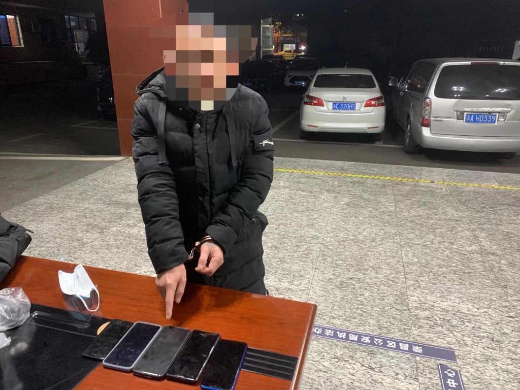 1嫌疑人指认盗窃的手机。重庆市荣昌区警方供图