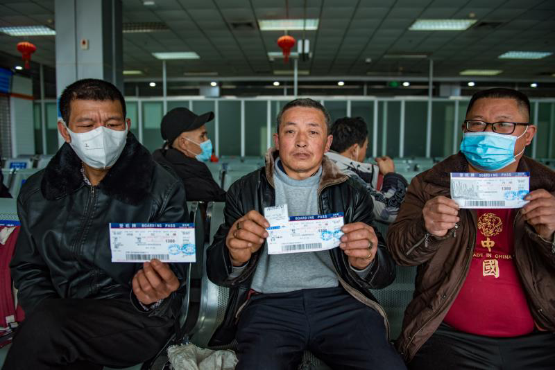 49名人在万州机场乘坐包机，飞往山东济宁务工就业。重庆市人力社保局 供图
