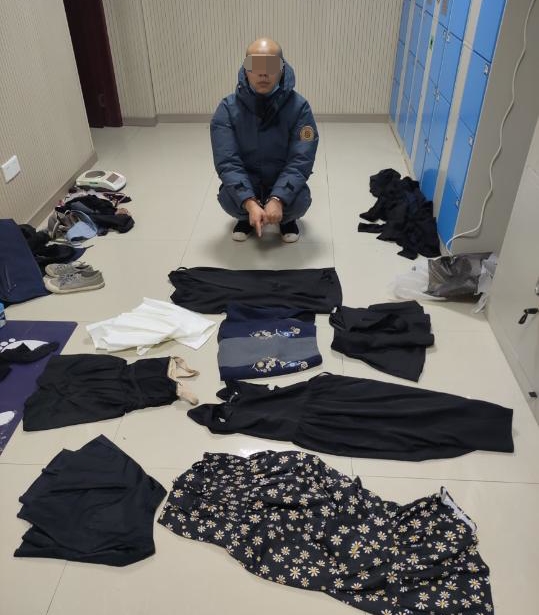 0杨某指认自己盗窃的女性衣服。重庆市沙坪坝区警方供图