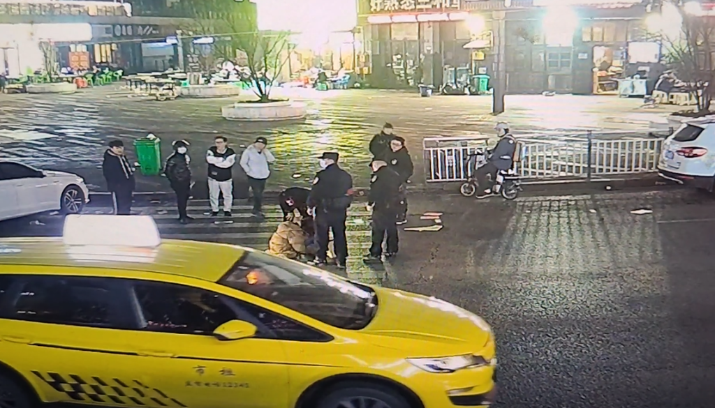 3出租車上前，用車身護年輕女子周全。重慶市九龍坡區警方供圖
