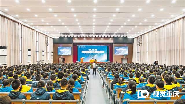 神舟号飞船首任总设计师戚发轫对话重庆中学生</p><p>“最伟大的爱就是爱国家爱事业”2