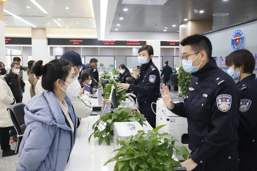 近一个月 重庆共审批签发出入境证件超12万证次