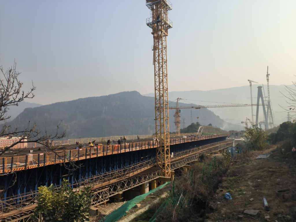 01 太子坪乌江大桥连续梁顶板预埋钢筋施工及模板加固。