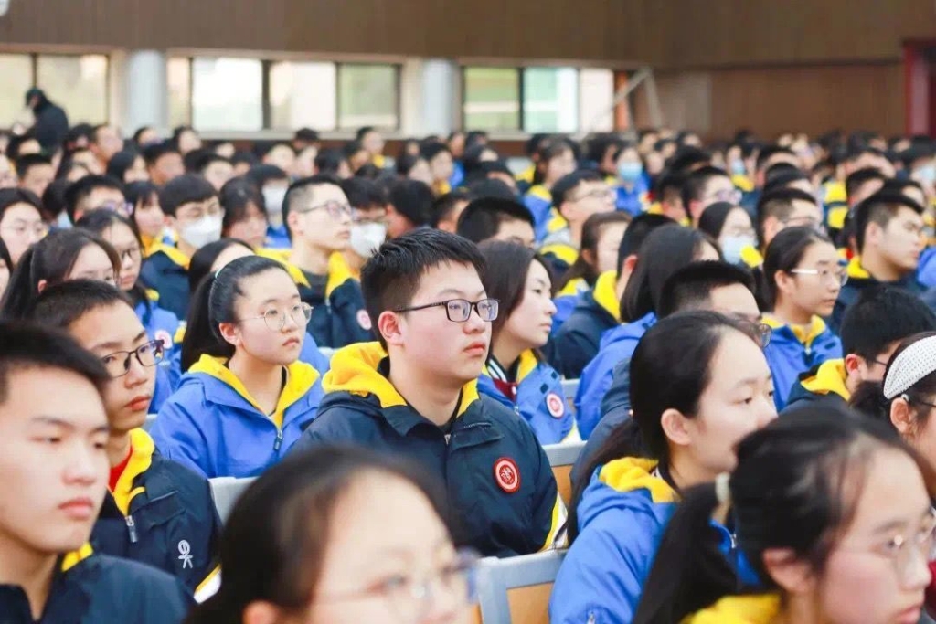 重庆八中学子正认真聆听戚发轫的讲座。重庆八中 供图