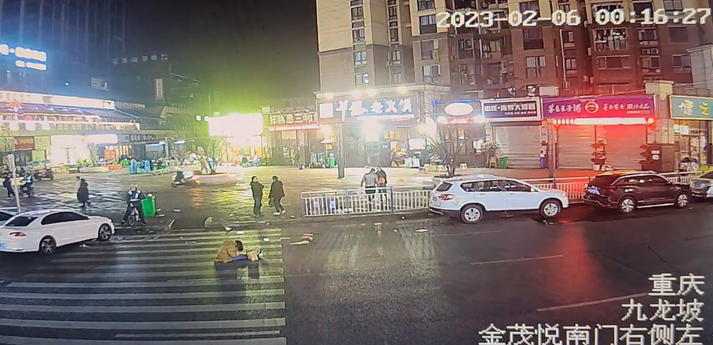 1醉坐在斑馬線上的年輕女子。重慶市九龍坡區警方供圖