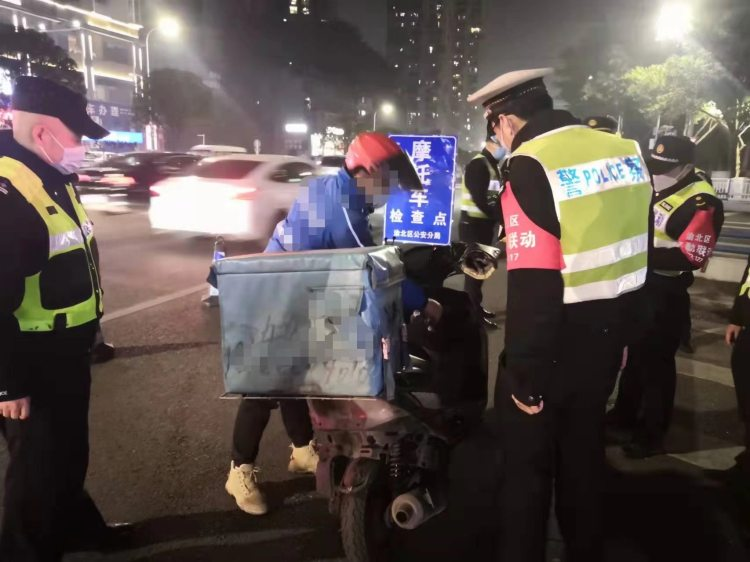 无证驾驶、摩托无牌、私自改装!“外卖小哥”面临行政拘留3日、罚款1200元处罚