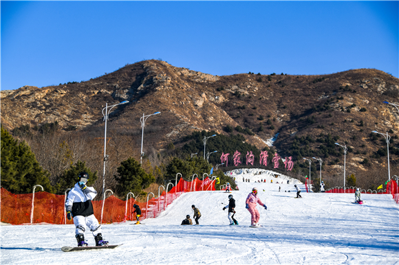 辽宁营口，市民正在何家沟滑雪场体验滑雪运动。视觉中国供图