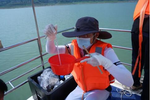 身穿“白大褂”的魏嵬，正在监测长江水质。被采访人魏嵬供图 华龙网发