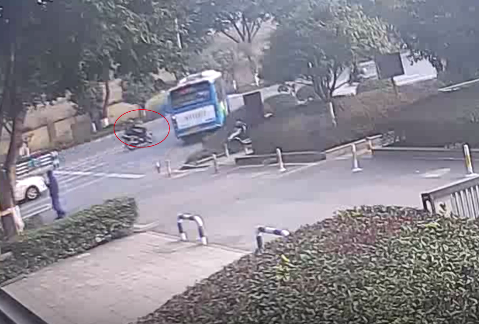 1摩托车撞上公交车瞬间。重庆高新区警方供图