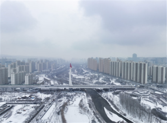 这是2月8日拍摄的青海省西宁市雪景（无人机照片）。新华社记者 张龙 摄