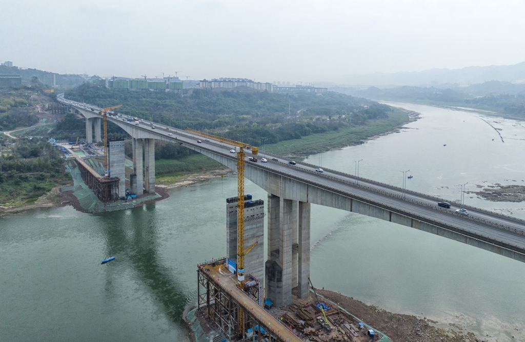 1、渝武高速拓宽改造工程马鞍石复线桥主桥墩封顶。受访者供图