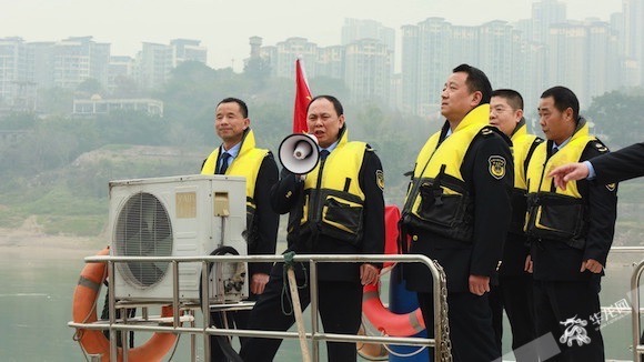 执法人员通过小喇叭对禁渔禁捕法规进行宣传。华龙网-新重庆客户端 记者 王庆炼 摄