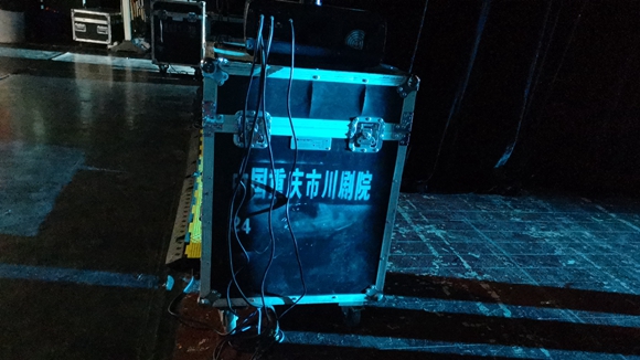 梅兰芳大剧院舞台上，重庆市川剧院的设备箱。记者 杜典韵 摄