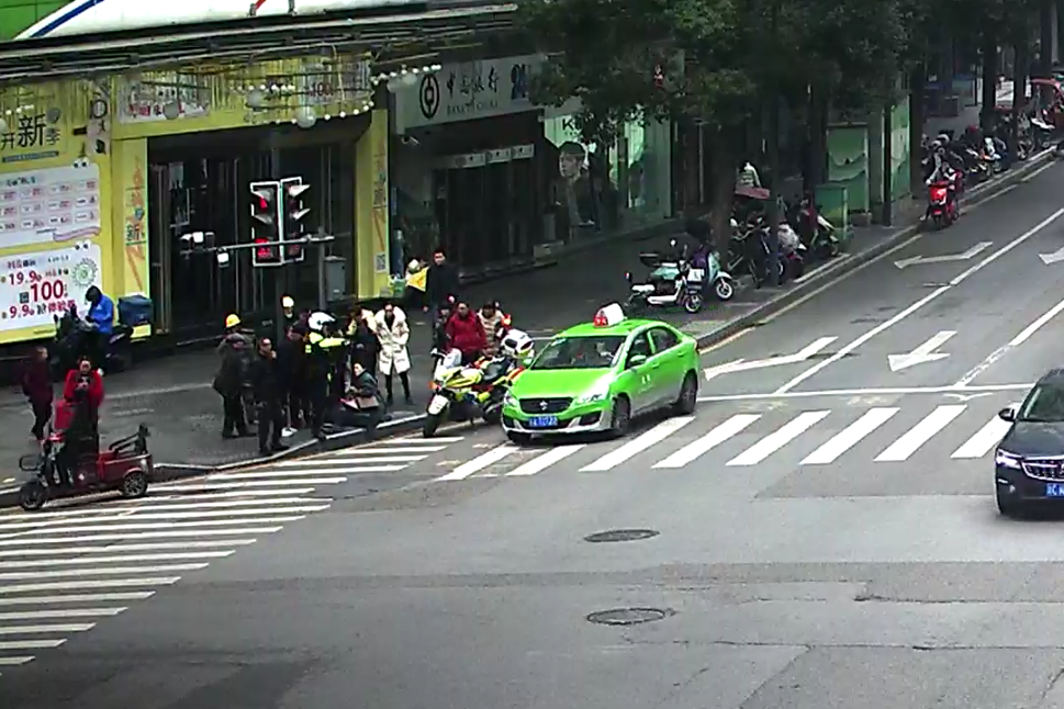 3骁骑队员帮忙拦停出租车。重庆璧山警方供图