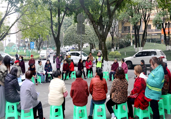 文明志愿者与居民一起学习《重庆市文明促进条例》。两路街道办事处供图 华龙网发