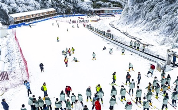 在教练的指导下，学生们学习滑雪的基本动作要领。记者 甘昊旻 摄