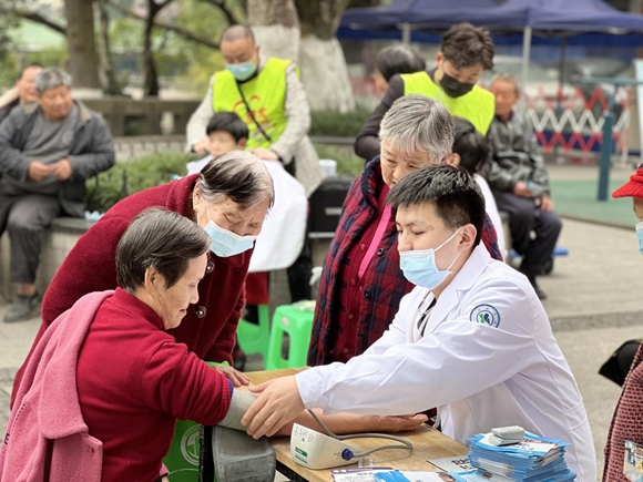 医务人员为居民量血压。两路街道办事处供图 华龙网发