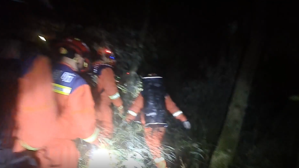 1消防员进山搜救。重庆南川消防供图