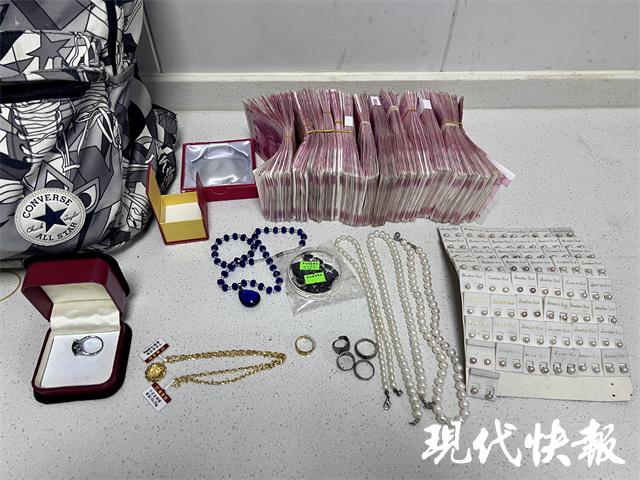 “马大哈”旅客遗落百余件首饰12万元现金，铁路人接力物归原主1