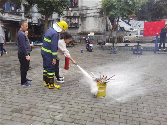 3消防安全员讲解如何正确使用灭火器。通讯员 龚小雪 摄