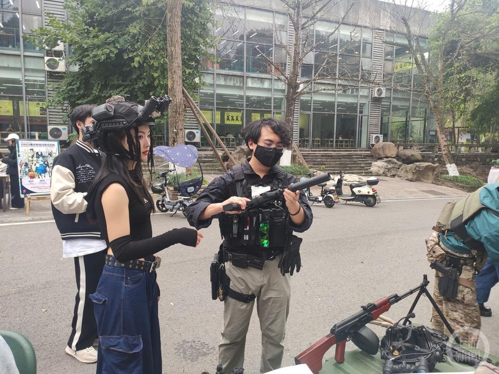 川美军迷社招新，装甲车上阵 前社长回应：道具车，《万里归途》用过3