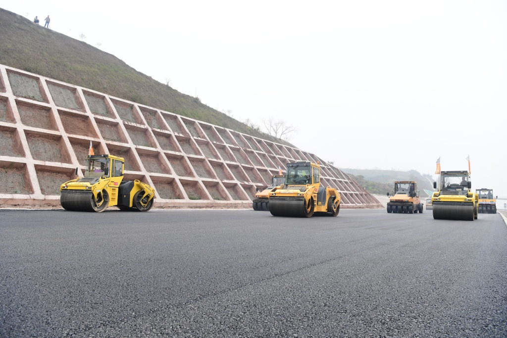 图说 江泸北线高速建设现场。受访者供图