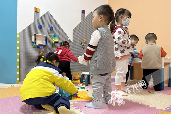 儿童活动区为小朋友提供玩耍空间。华龙网-新重庆客户端 张颖绿荞 摄
