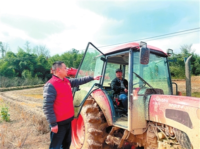 近日，星桥镇河井村，志愿者（左）在为农户讲解农机使用安全注意事项。记者 张晓庆 摄