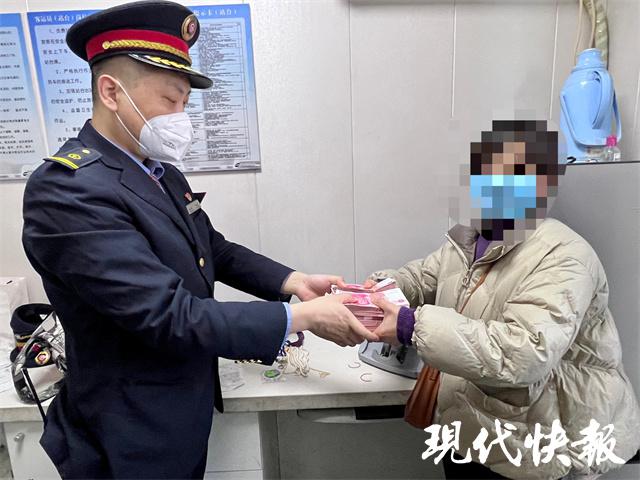 “马大哈”旅客遗落百余件首饰12万元现金，铁路人接力物归原主2