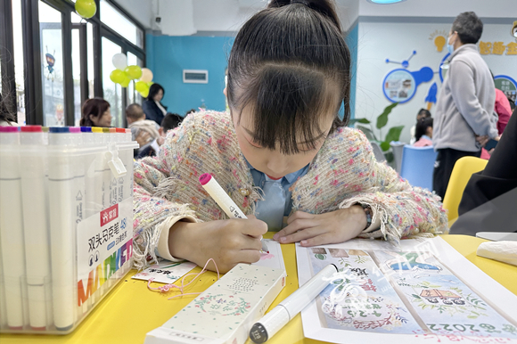 孩子们参加“绿书签”制作、黏土画创作、彩绘涂鸦等活动。华龙网-新重庆客户端 张颖绿荞 摄