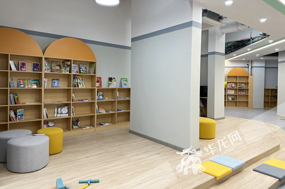 金安社区儿童之家面积约300平方米，室内设置了亲子手工区、儿童活动区、游戏活动区、图书阅览区等功能区域，免费向社区孩子开放活动空间。华龙网-新重庆客户端 张颖绿荞 摄