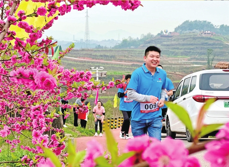 健康跑活动，选手们在桃花林中跑步健身。记者 胡瑾 摄