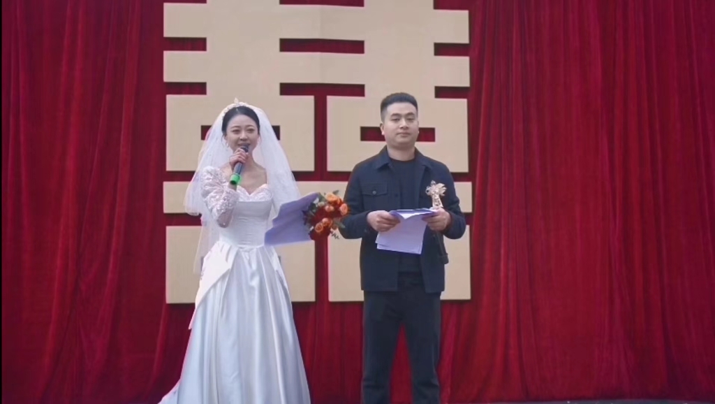 新郎新娘为自己主持婚礼。受访者供图