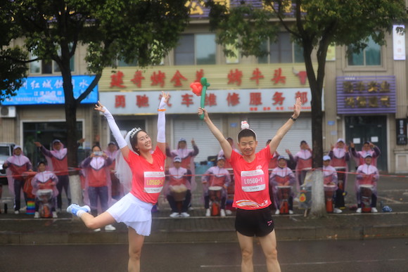 参加情侣马拉松的选手。2023重庆江津东方爱情半程马拉松组委会供图 华龙网发