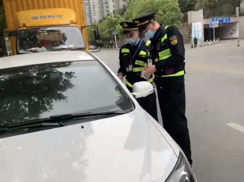 执法队员对无证网约车进行检查。重庆交通执法部门供图
