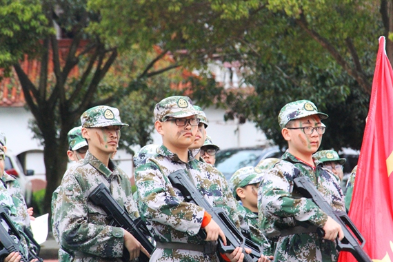 6迷彩少年英姿飒爽 学校供图 华龙网发