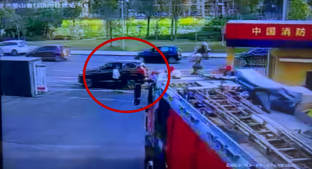 1接到女子求助后，消防员安排消防车送她的丈夫前往医院。重庆璧山消防供图